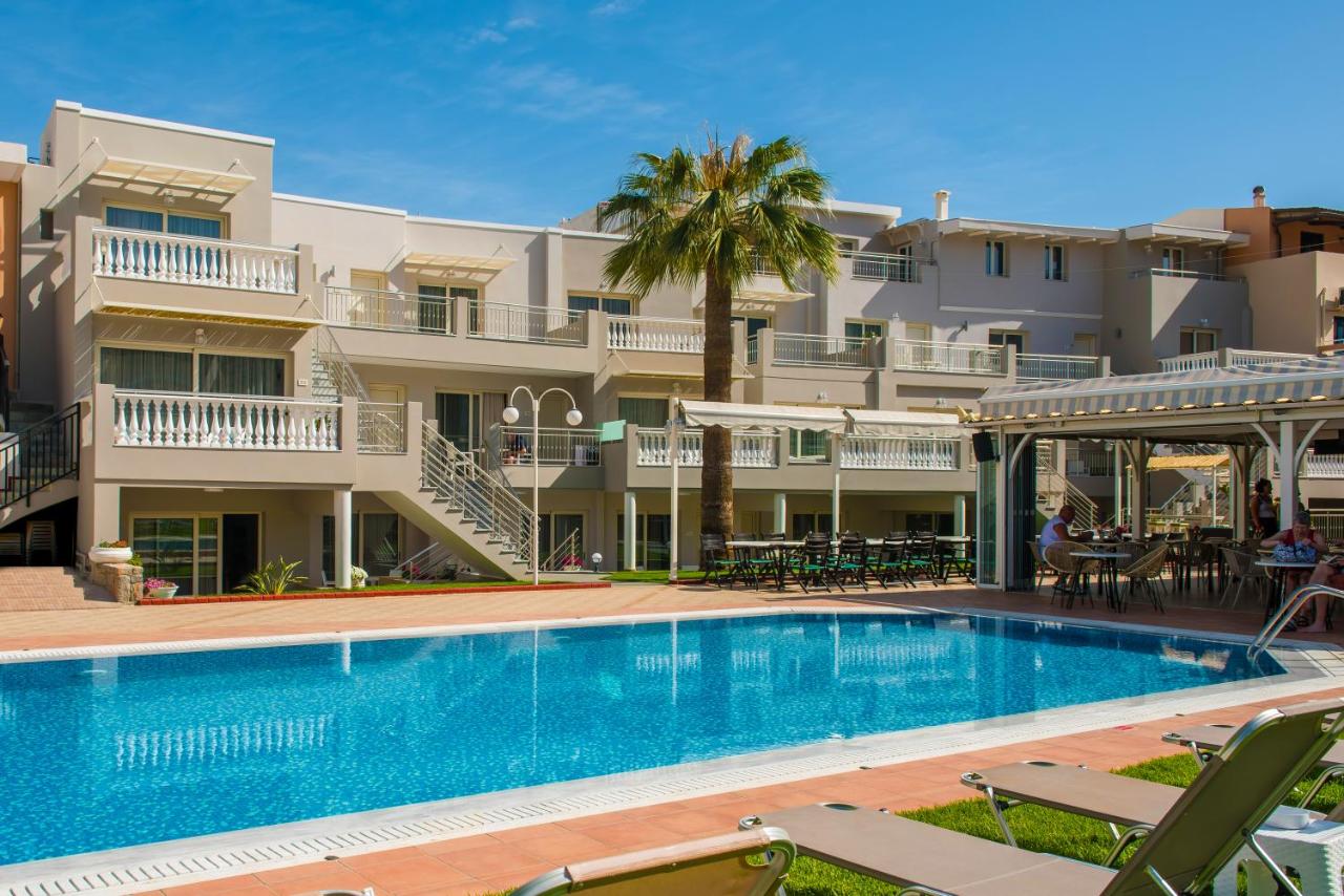 een zwembad voor een gebouw bij Sarpidon Apartments in Malia