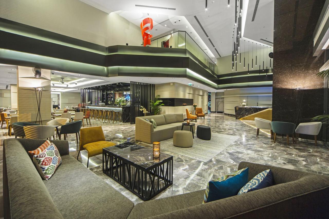 een hotellobby met banken en stoelen bij Arts Hotel Istanbul Harbiye - Special Class in Istanbul