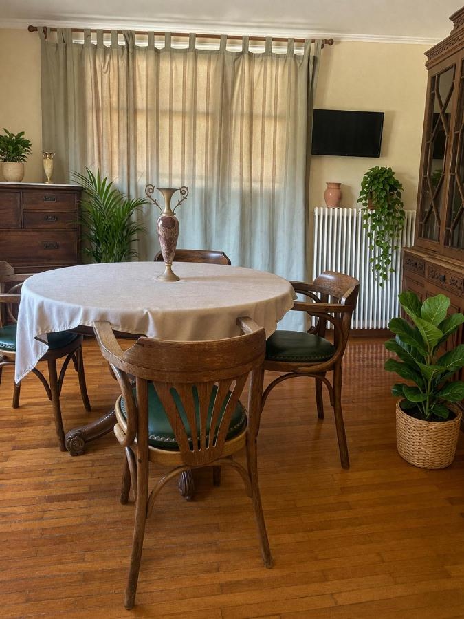 een eetkamer met een tafel en een paar stoelen bij Aegli Hotel in Perama