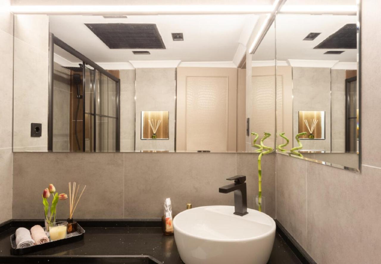 een badkamer met een wastafel en een spiegel bij Antik Hotel Istanbul in Istanbul