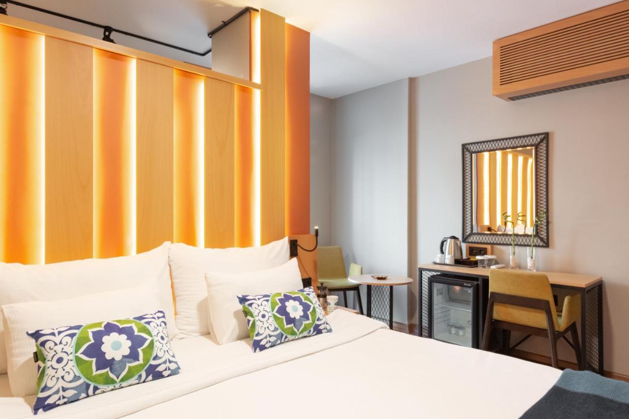 een hotelkamer met een bed en een bureau bij Antik Hotel Istanbul in Istanbul +113 foto's