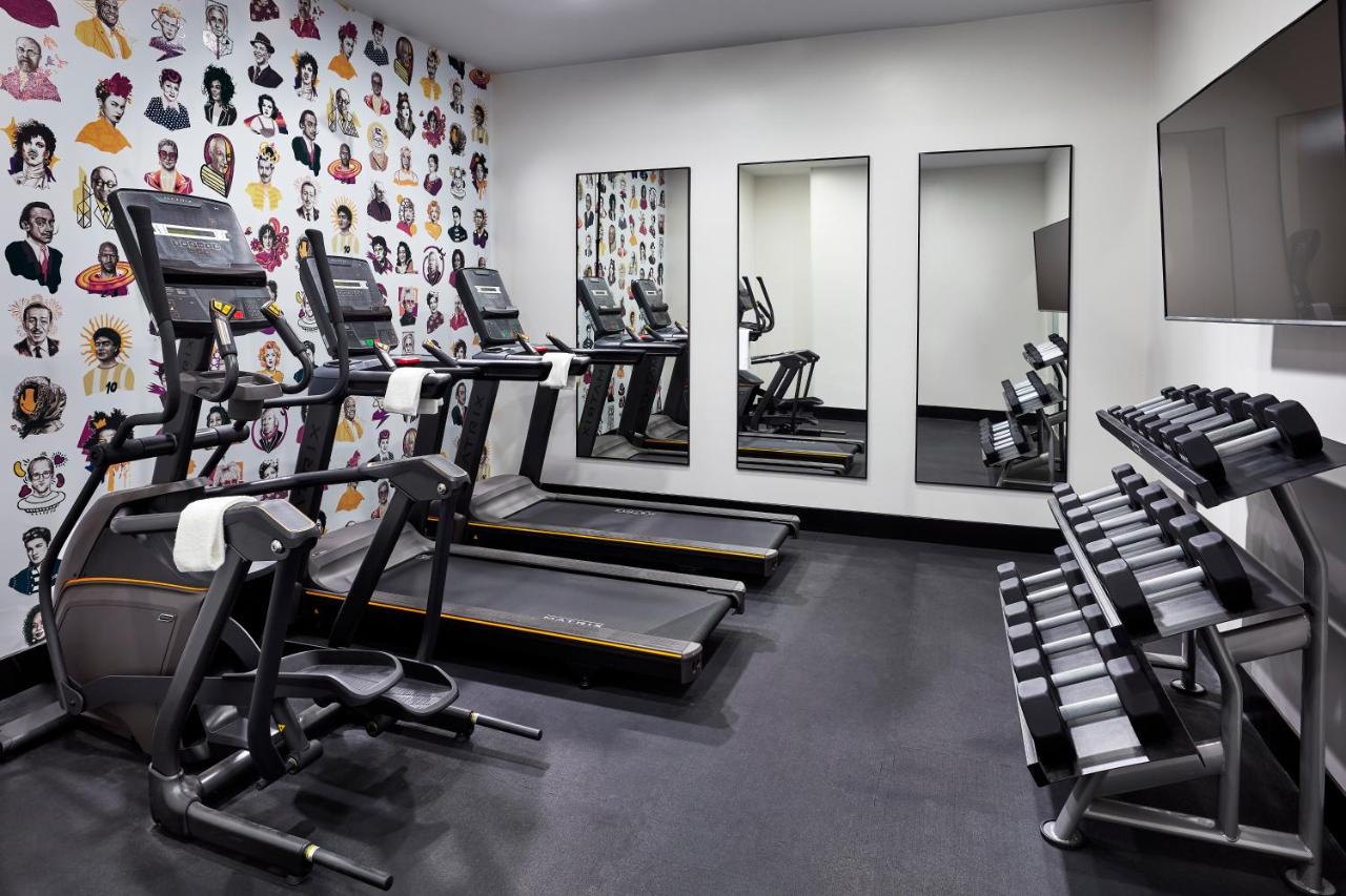 een sportschool met meerdere loopbanden en spiegels bij Elan Hotel in Los Angeles