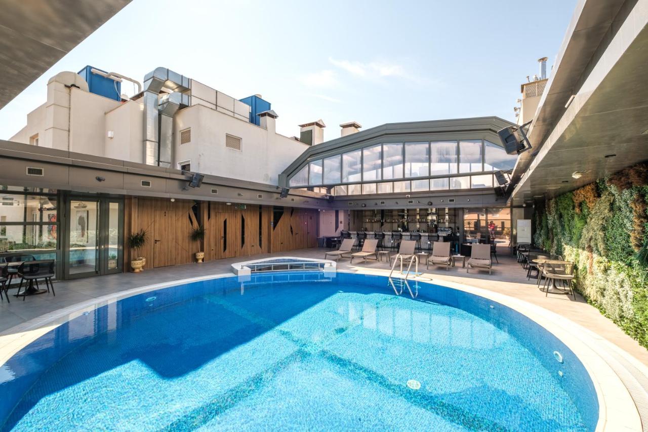 een groot zwembad midden in een gebouw bij Golden Age Hotel Taksim in Istanbul