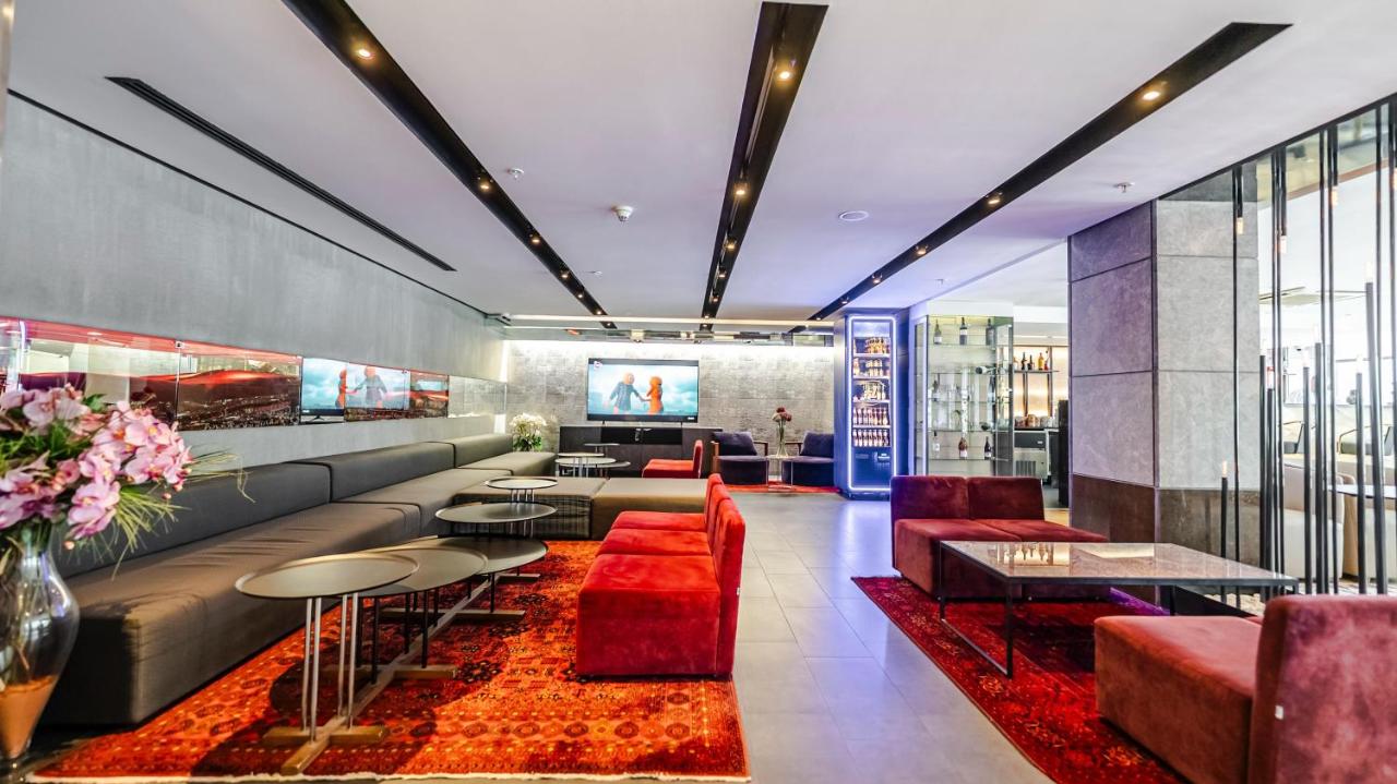 een lobby met een bank, stoelen en een tafel bij Kent Hotel İstanbul in Istanbul