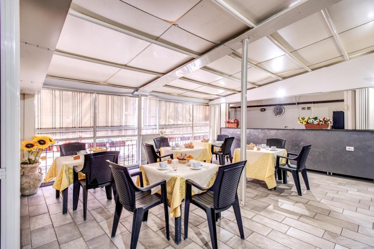 een restaurant met tafels en stoelen in een ruimte bij Napoli's Gold in Napels +56 foto's