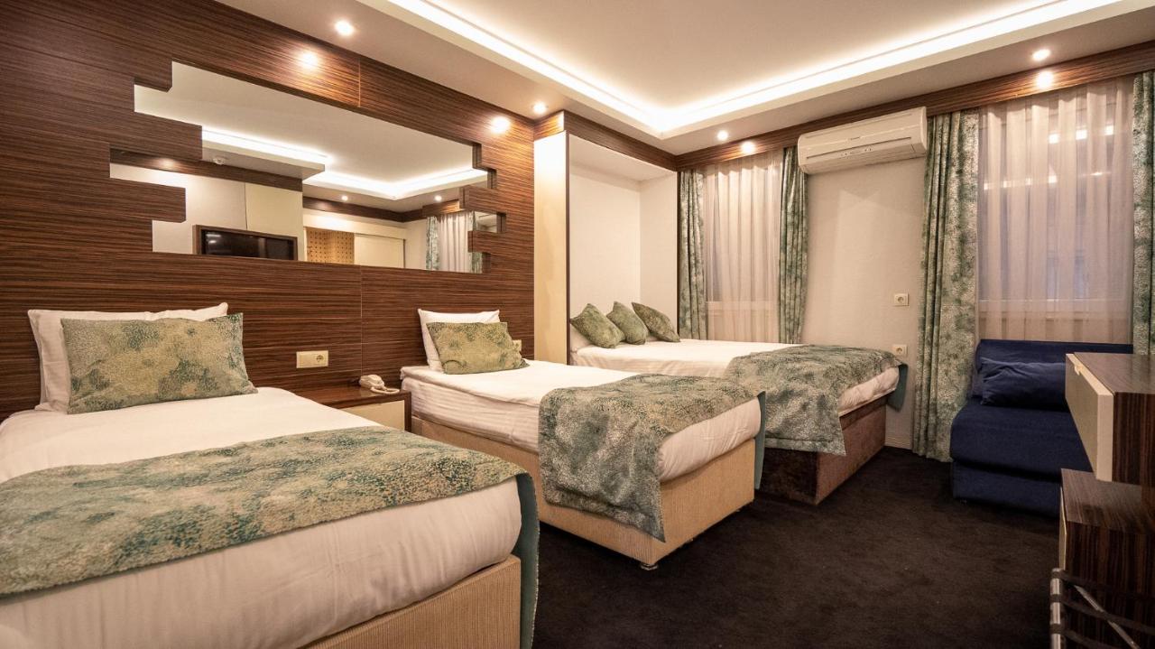 een hotelkamer met twee bedden en een kamer met bij Sogut Hotel Old City in Istanbul