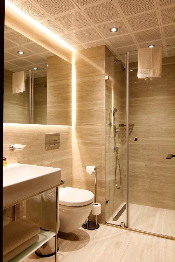 een badkamer met toilet en een glazen douche bij Sogut Hotel Old City in Istanbul