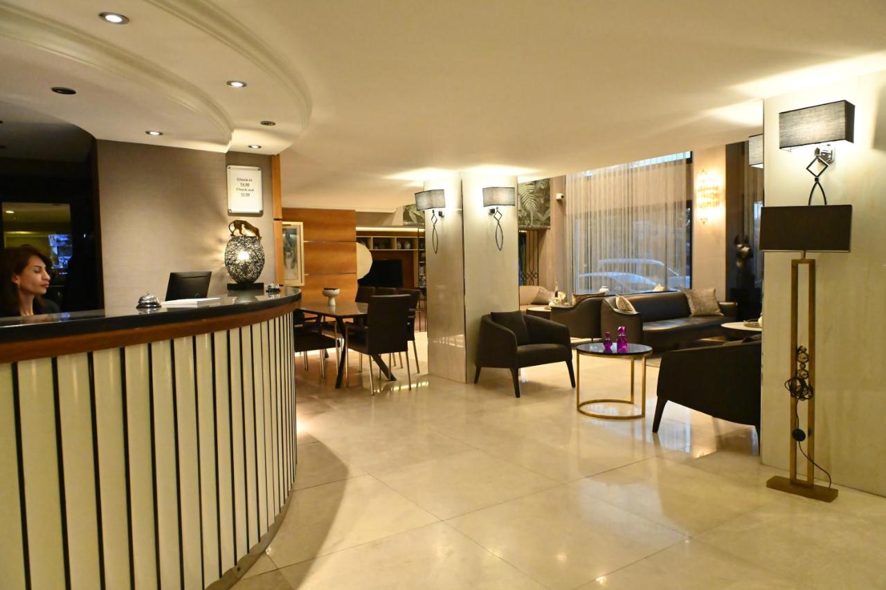 een hotelkamer met een bar en een woonkamer bij Sogut Hotel Old City in Istanbul