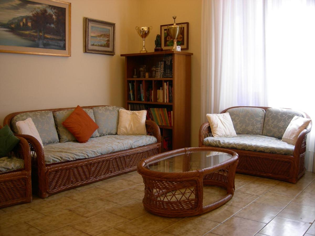 een woonkamer met twee banken en een salontafel bij Albergo Paradiso in Montecatini Terme