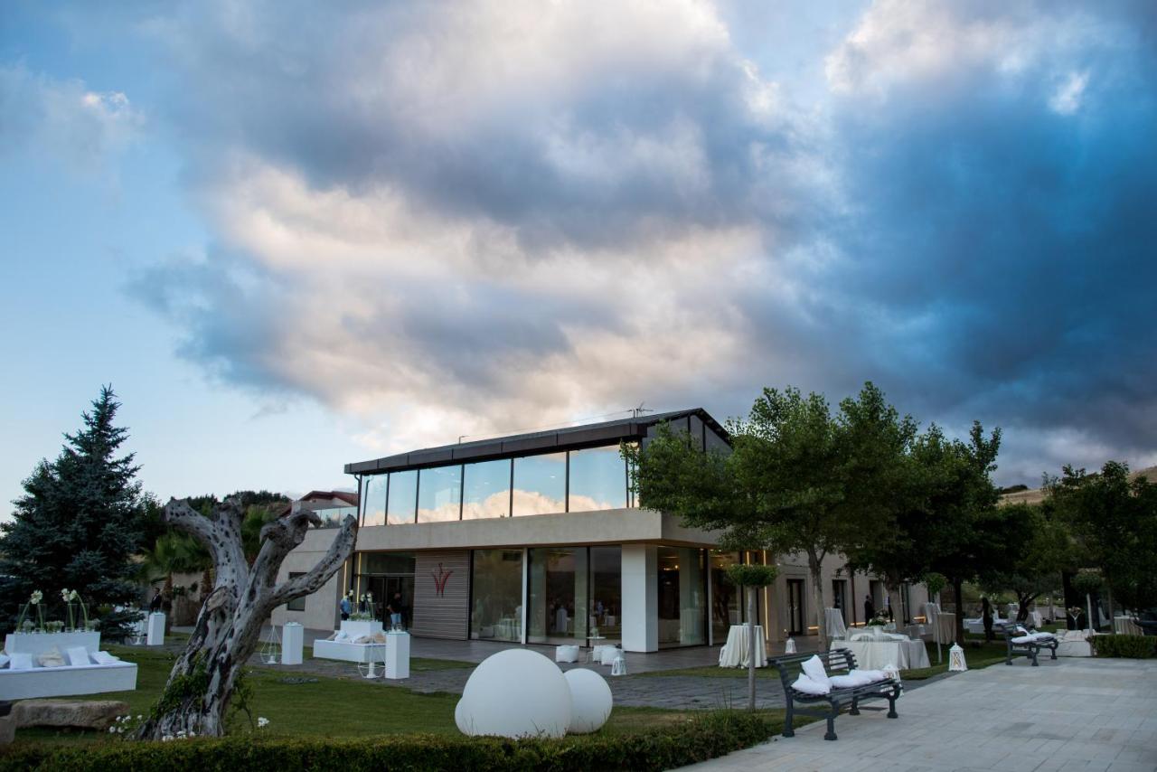 een gebouw met veel ramen bij La Fucina di Vulcano in Bronte