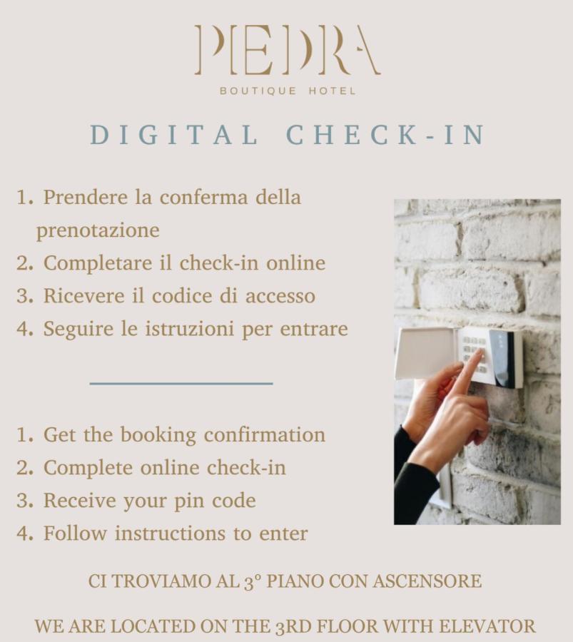 een screenshot van een flyer voor een bakstenen muur bij Boutique Hotel Piedra Rome City Centre in Rome