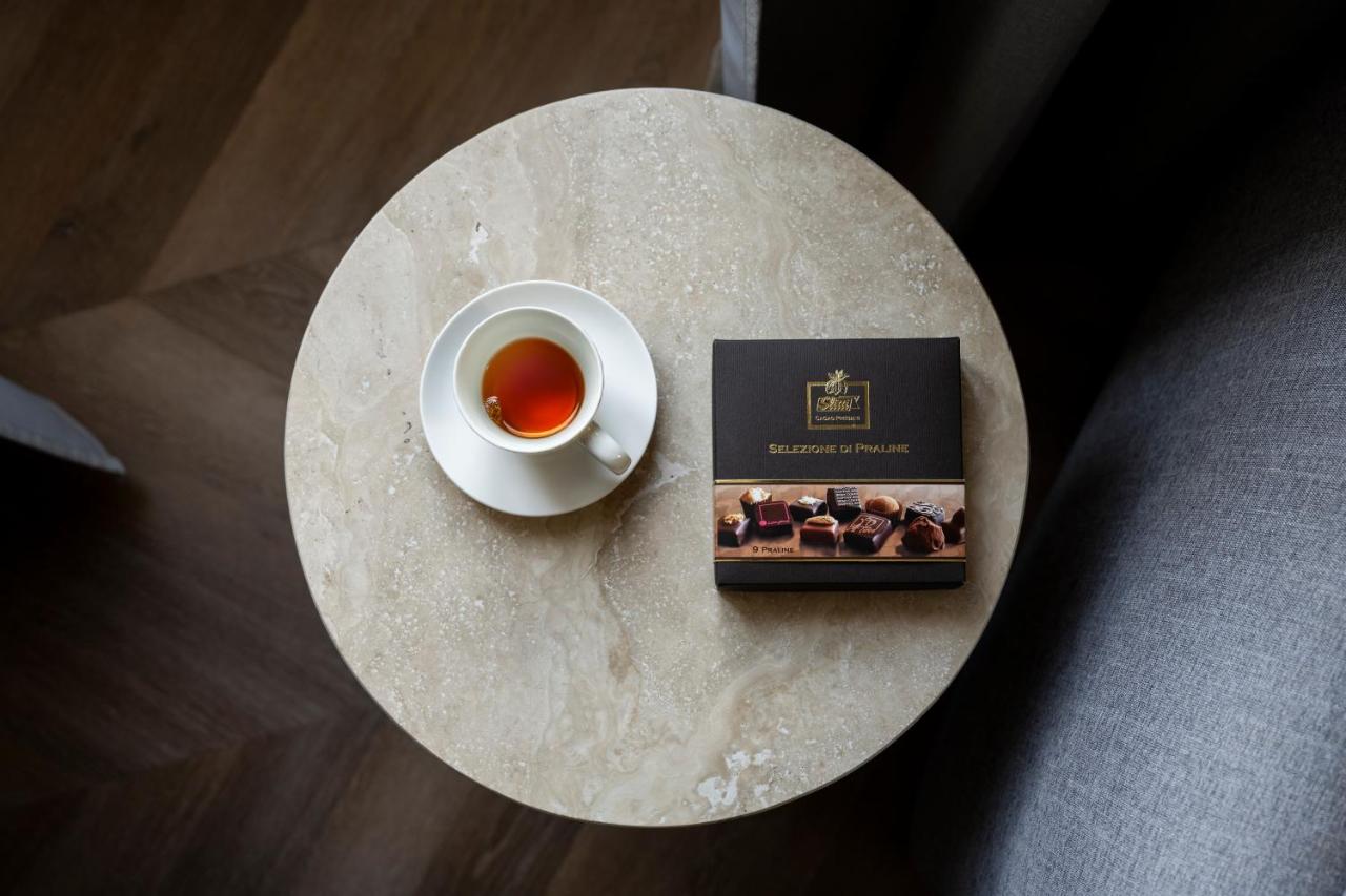 een tafel met een kopje thee en een boek bij Boutique Hotel Piedra Rome City Centre in Rome