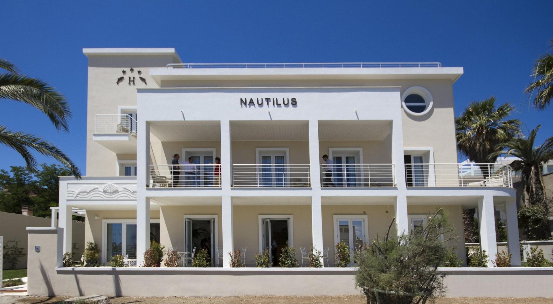 Mediterraans hotelgebouw — Hotel Nautilus