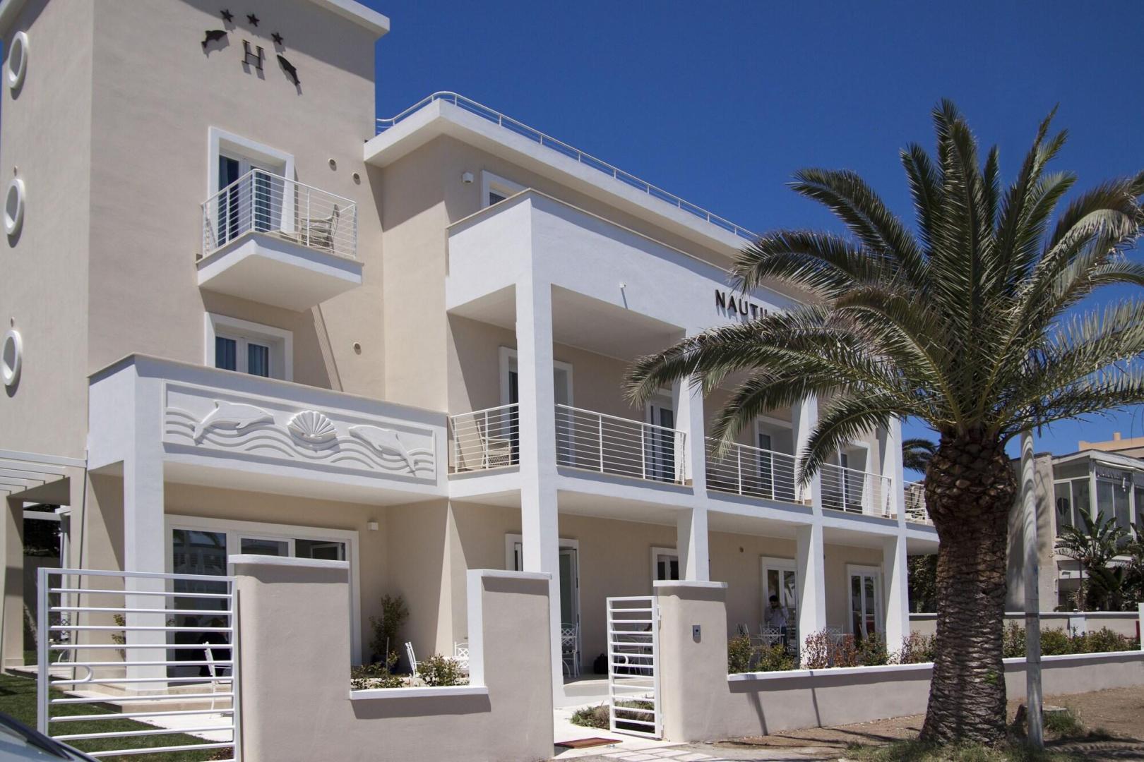 Mediterraans hotelgebouw — Hotel Nautilus