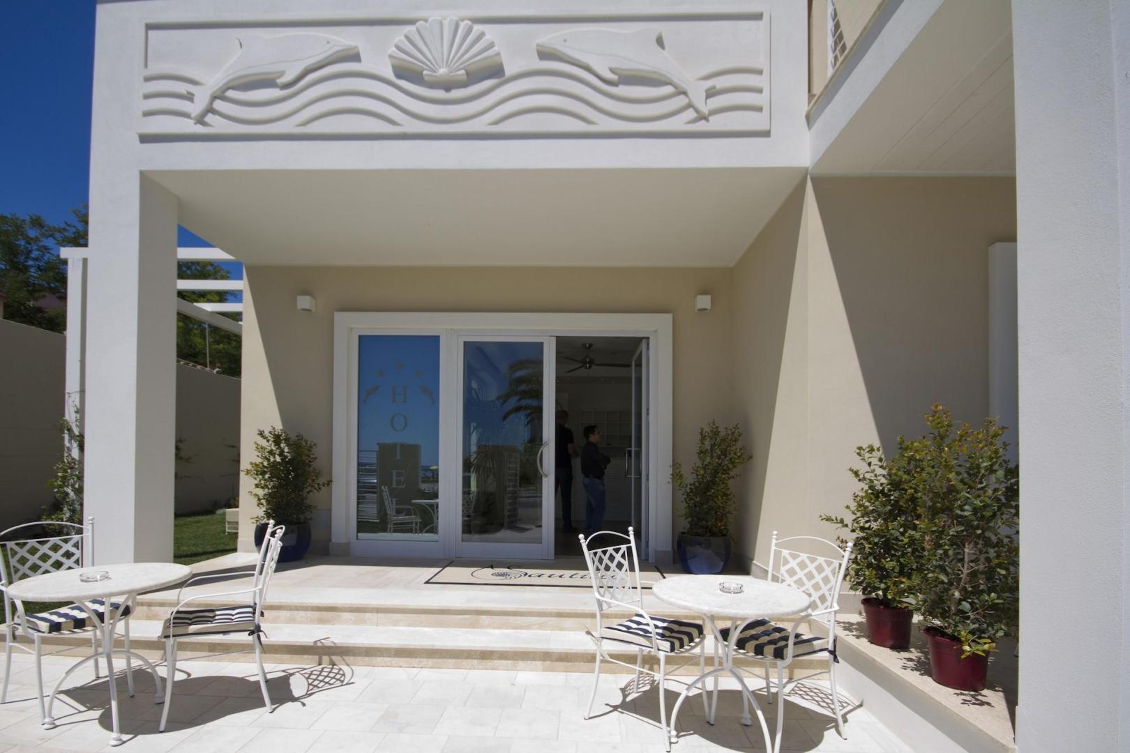 Mediterraans hotelgebouw — Hotel Nautilus