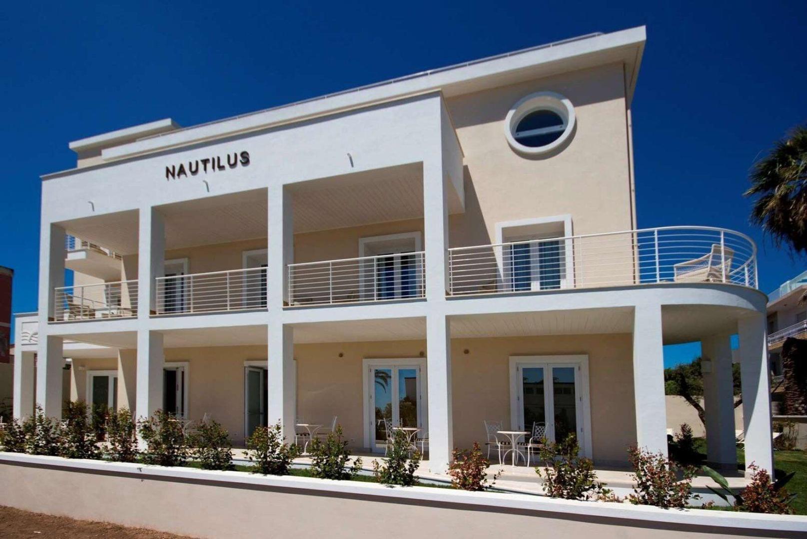 Mediterraans hotelgebouw — Hotel Nautilus