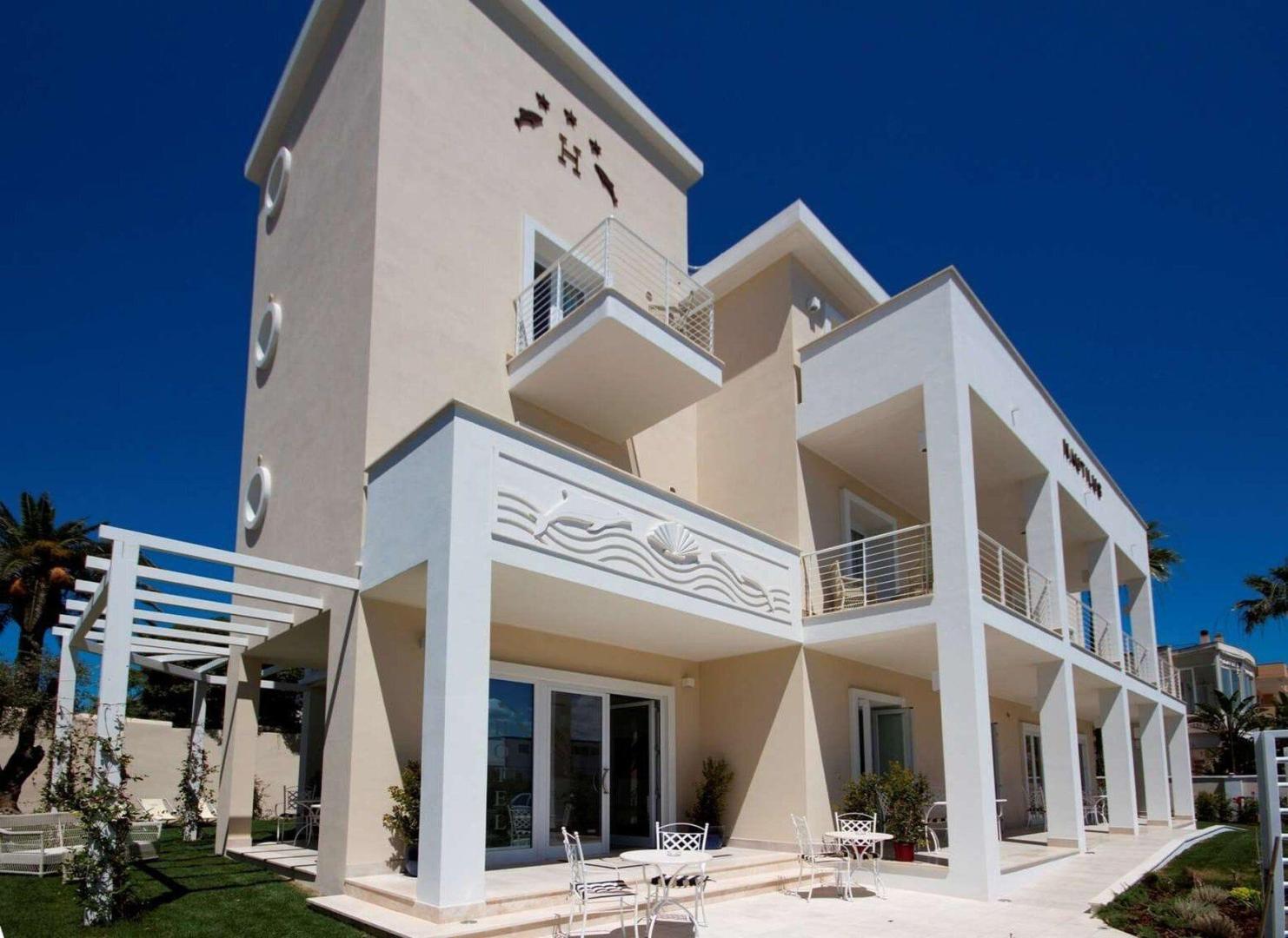 Mediterraans hotelgebouw — Hotel Nautilus