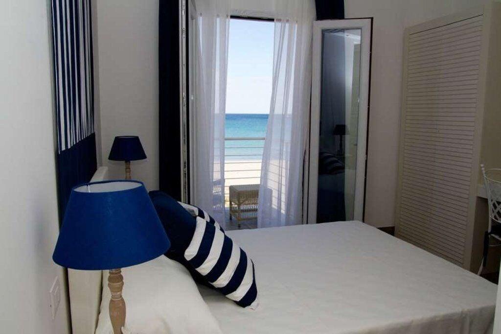 Wit zandstrand met turquoise water — Hotel Nautilus