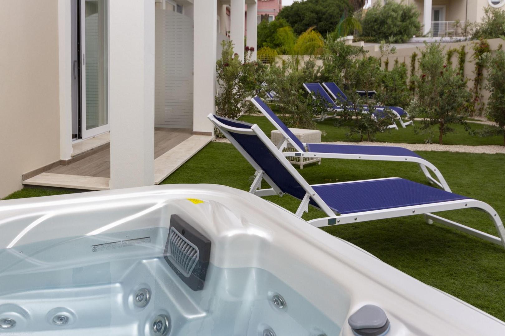 Buitenzwembad met ligbedden — Hotel Nautilus