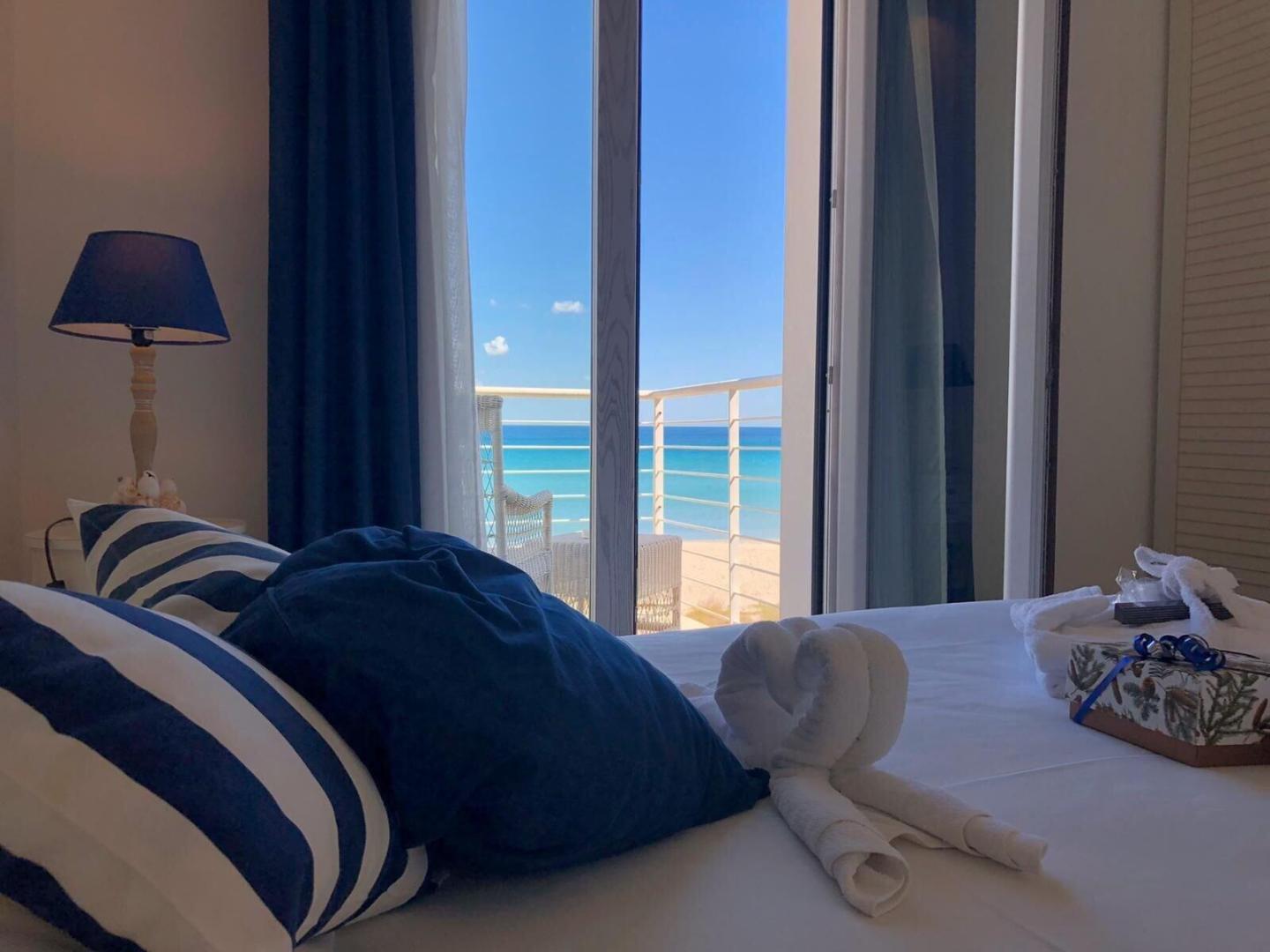 Wit zandstrand met turquoise water — Hotel Nautilus