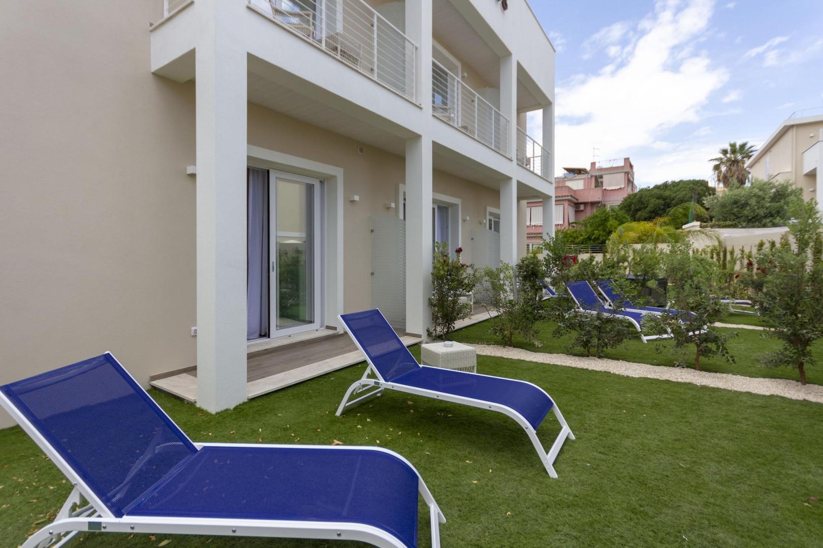 Buitenzwembad met ligbedden — Hotel Nautilus