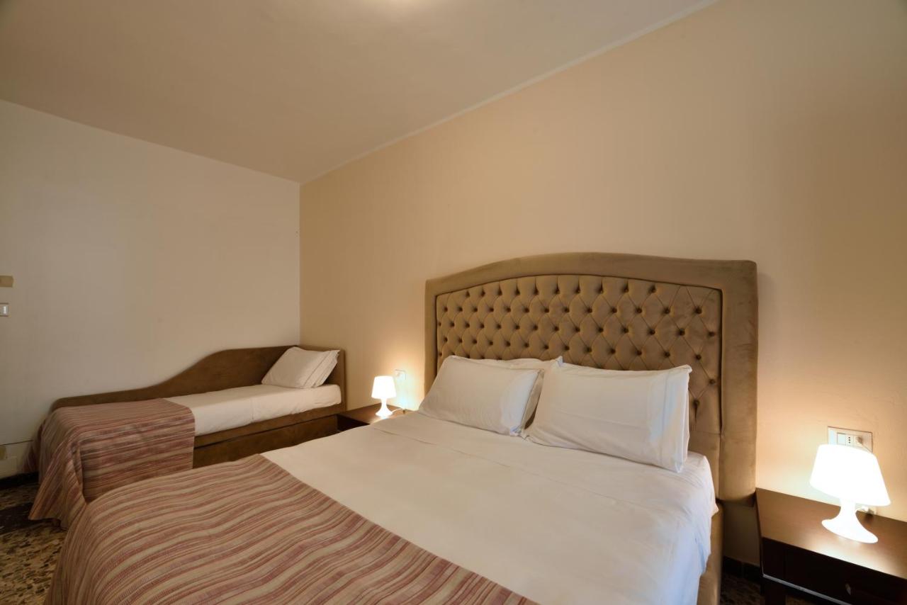 een hotelkamer met twee bedden en twee lampen bij Hotel Ristorante La Marina Mhotelsgroup in San Bartolomeo al Mare
