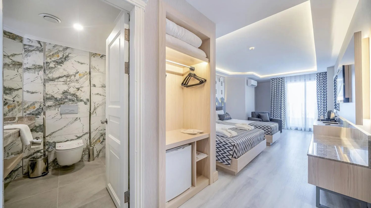 Aria Resort & Spa image 2