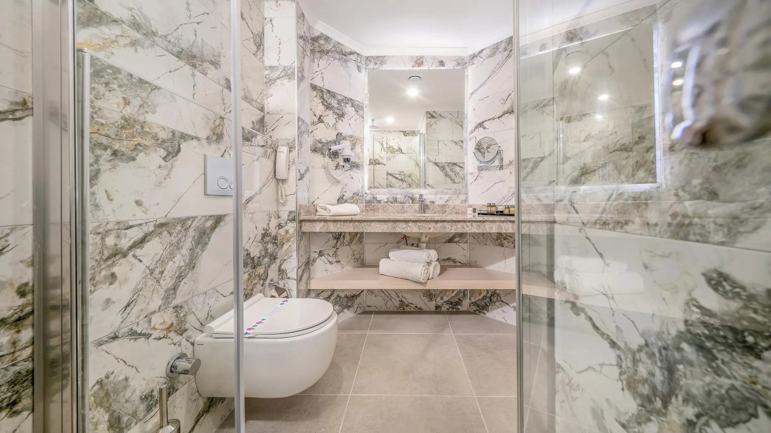 Aria Resort & Spa image 3