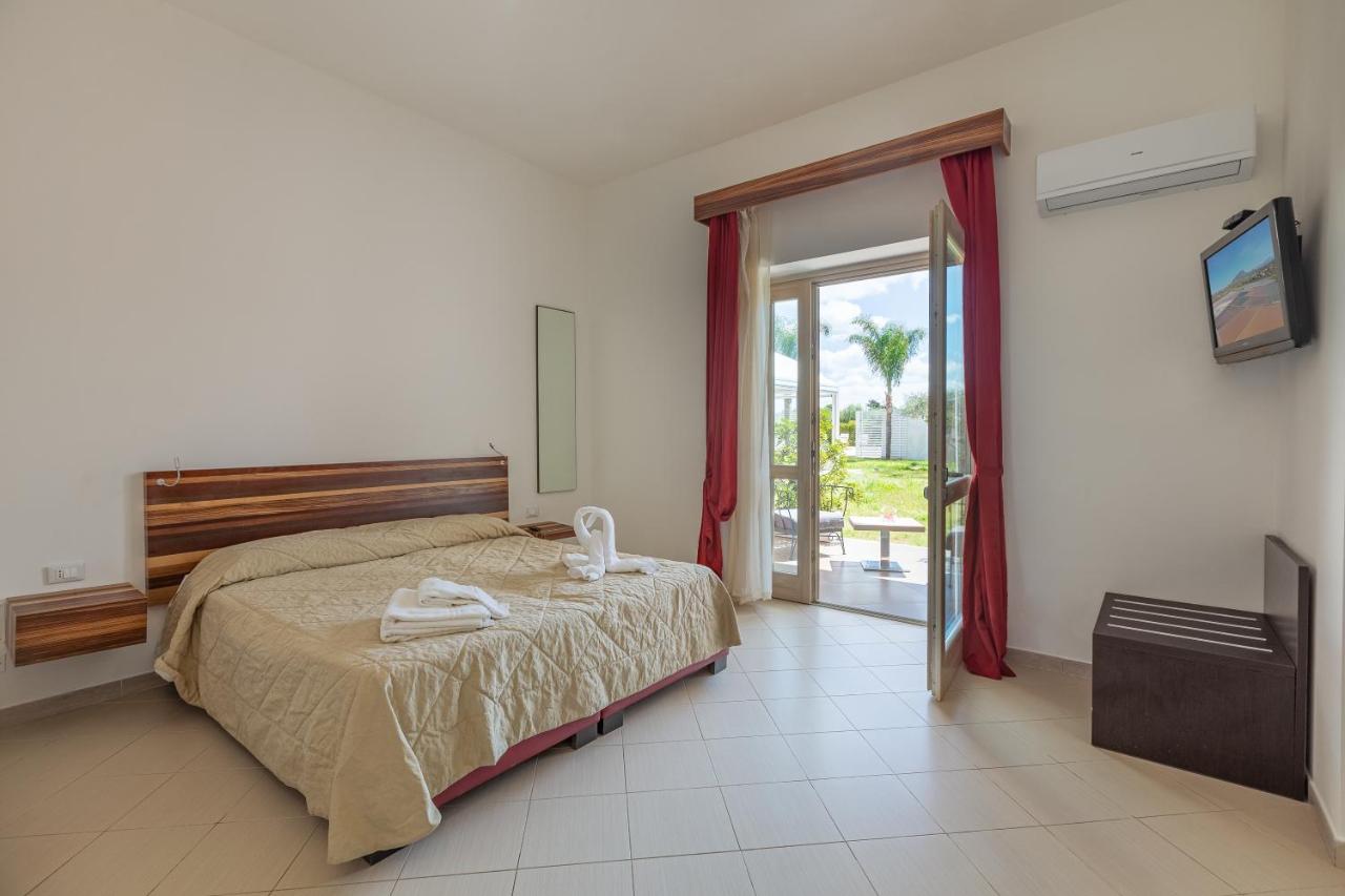 een slaapkamer met een bed en een schuifdeur van glas bij diVino Hotel in Rilievo