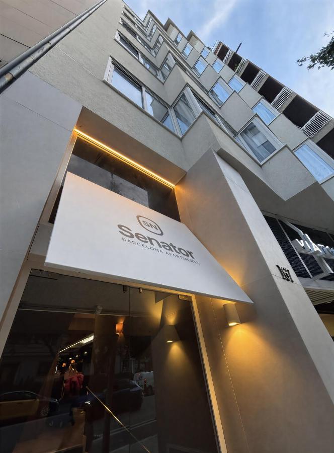 een gebouw met een uithangbord aan de voorkant bij Senator Barcelona Apartments in Barcelona