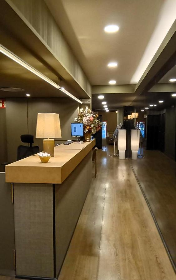 een kantoorlobby met een receptiebalie met een bureau bij Senator Barcelona Apartments in Barcelona