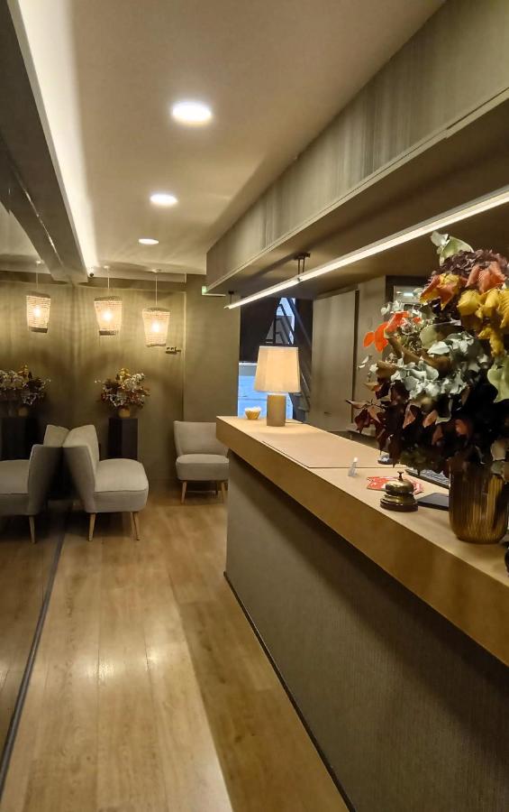 een lobby met een receptiebalie en een woonkamer bij Senator Barcelona Apartments in Barcelona
