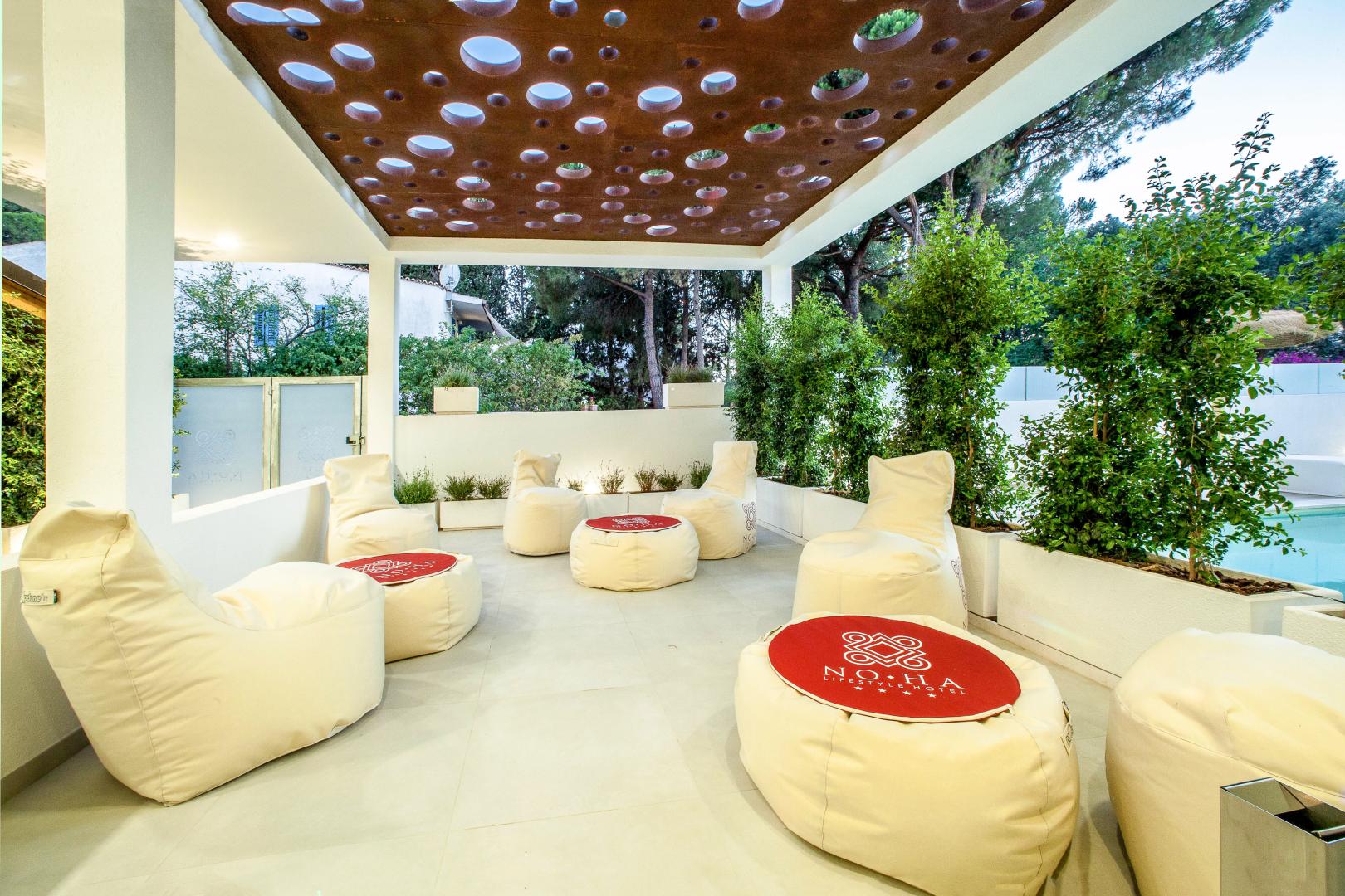 Tropische tuin met palmbomen — Noha Lifestyle Hotel