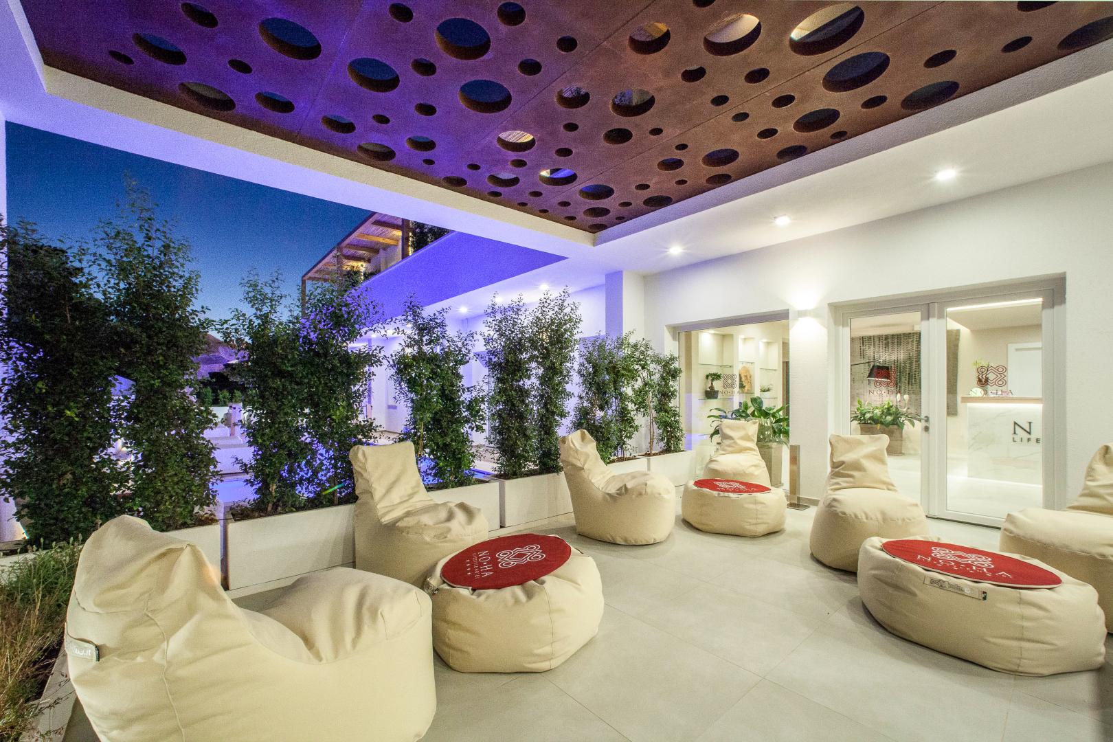 Relaxruimte met ligbedden — Noha Lifestyle Hotel
