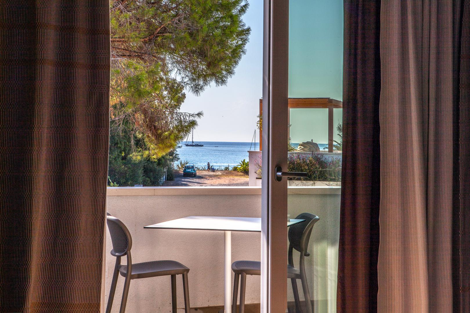 Privéstrand met parasols — Noha Lifestyle Hotel
