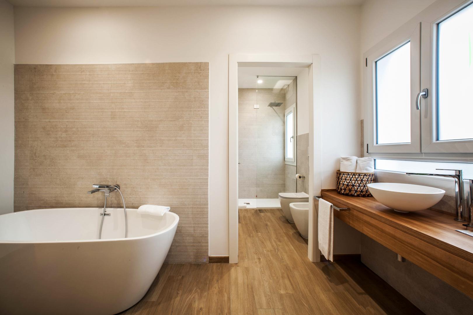 Badkamer met ligbad — Noha Lifestyle Hotel