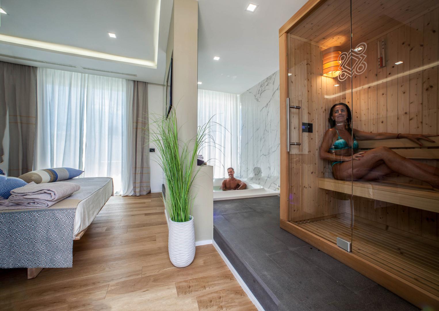 Badkamer met ligbad — Noha Lifestyle Hotel