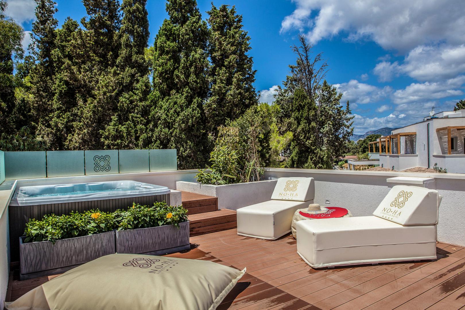 Buitenzwembad met ligbedden — Noha Lifestyle Hotel