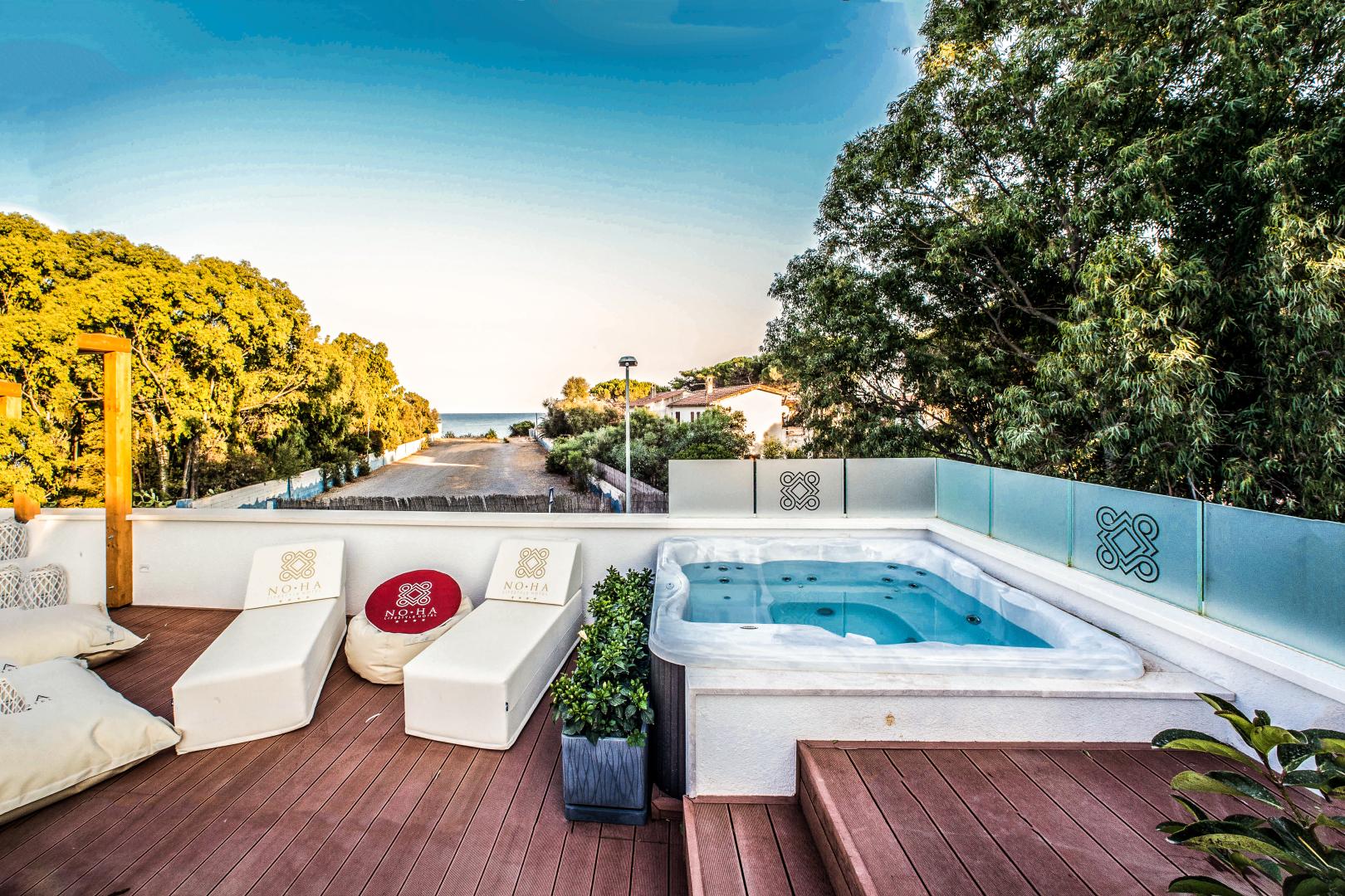 Buitenzwembad met ligbedden — Noha Lifestyle Hotel