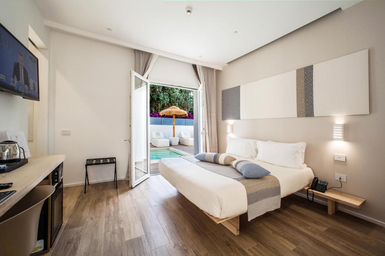 een slaapkamer met een bed, een bureau en een raam bij NOHA Lifestyle Hotel - Adults Only in Pula +125 foto's