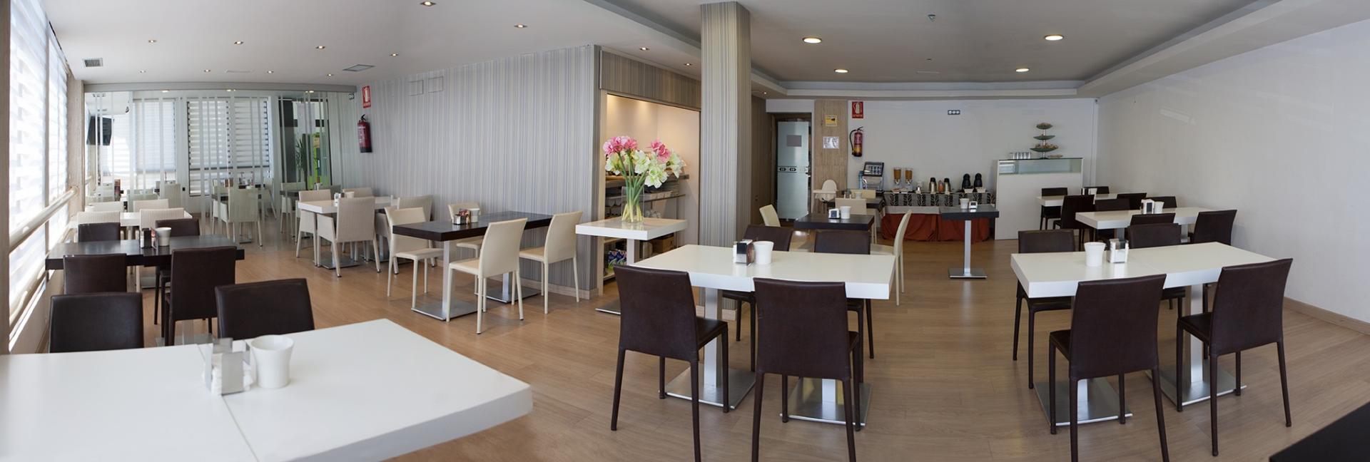 Restaurant met gedekte tafels — Hotel Aguadulce