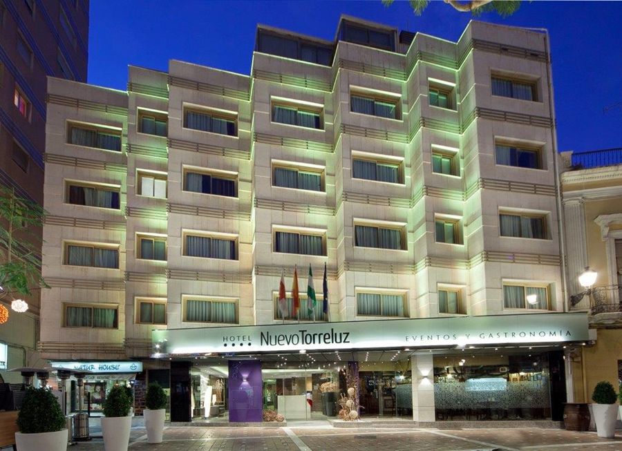 Hotel verlicht in de avond — Nuevo Torreluz Hotel