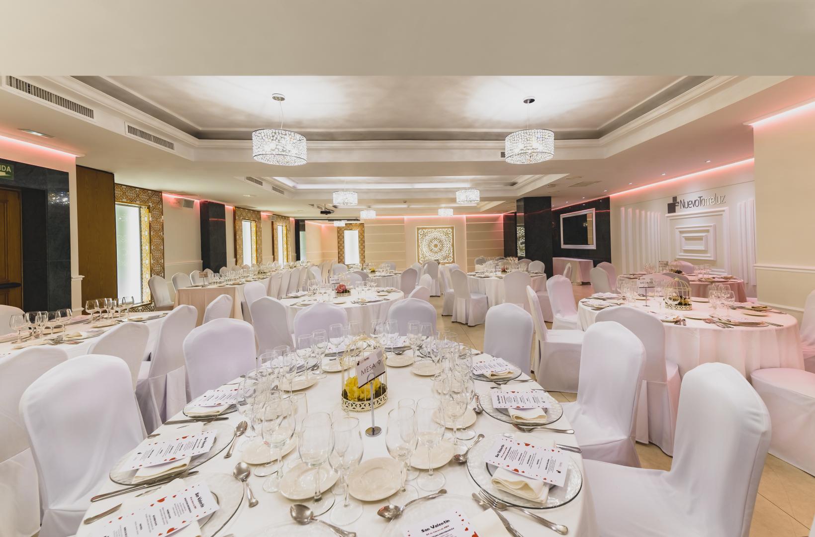 Restaurant met gedekte tafels — Nuevo Torreluz Hotel