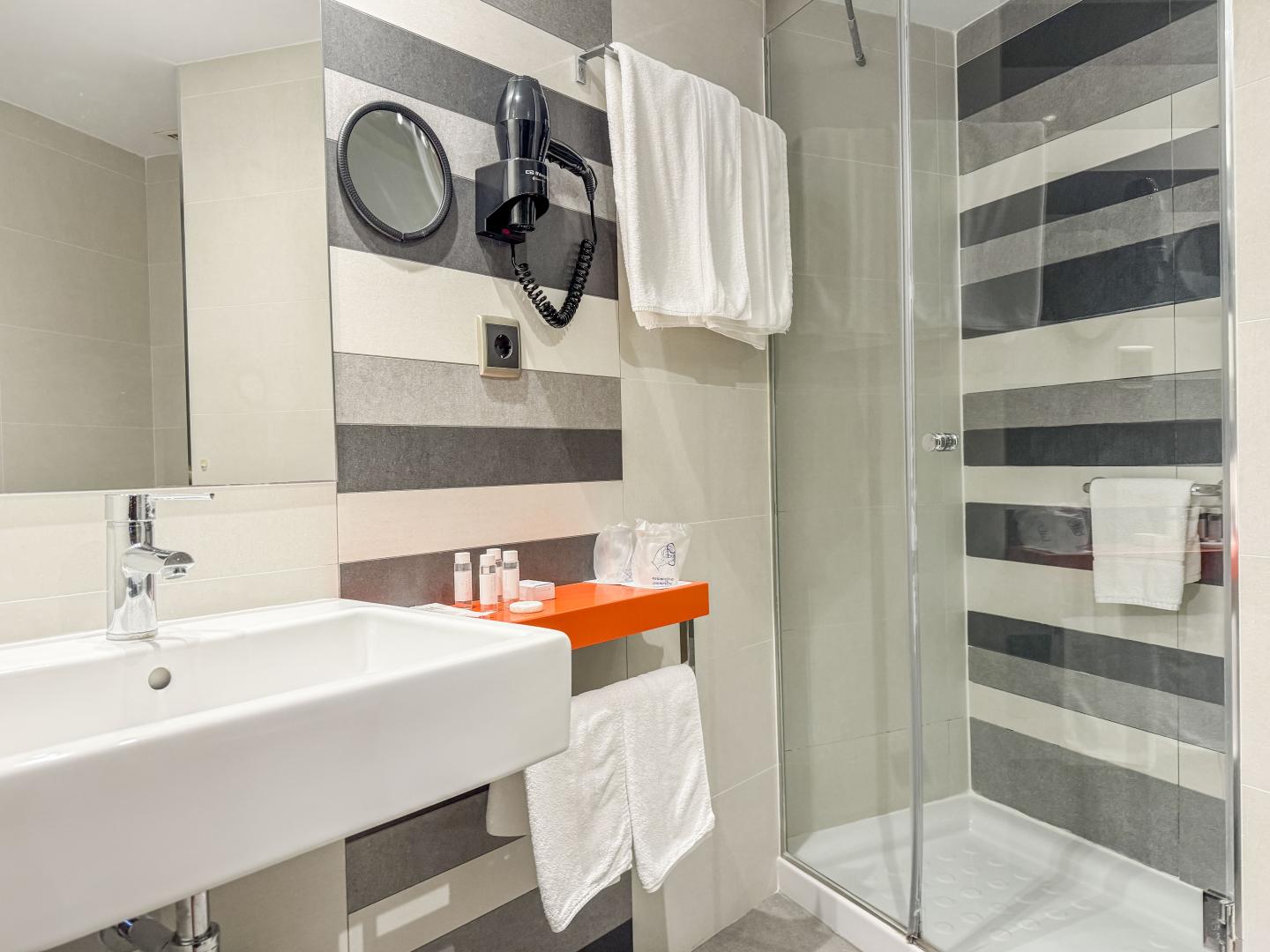 Badkamer met inloopdouche — Nuevo Torreluz Hotel