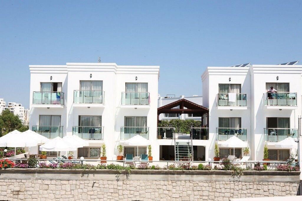 Mediterraans hotelgebouw — Gün-Ay Otel