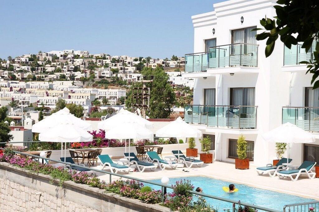 Buitenzwembad met ligbedden — Gün-Ay Otel