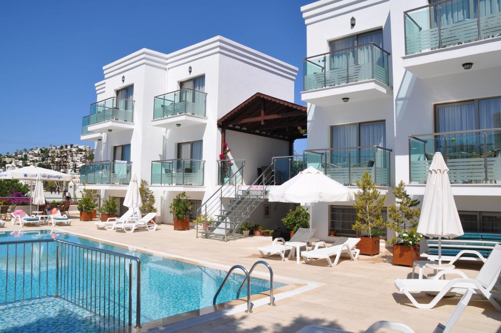 Buitenzwembad met ligbedden — Gün-Ay Otel
