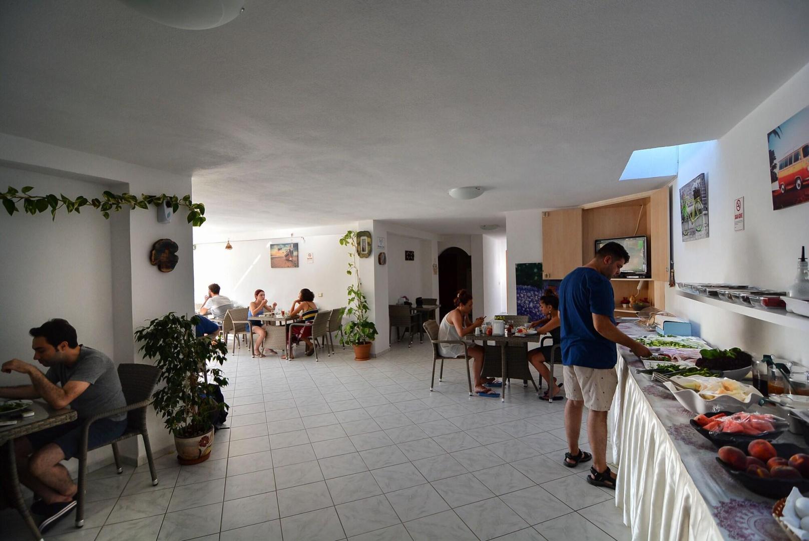 Restaurant met gedekte tafels — Gün-Ay Otel