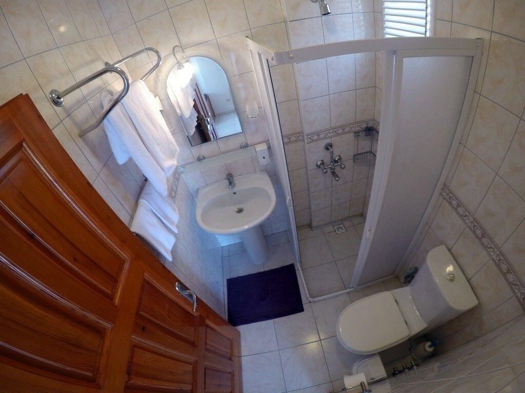 Badkamer met ligbad — Gün-Ay Otel