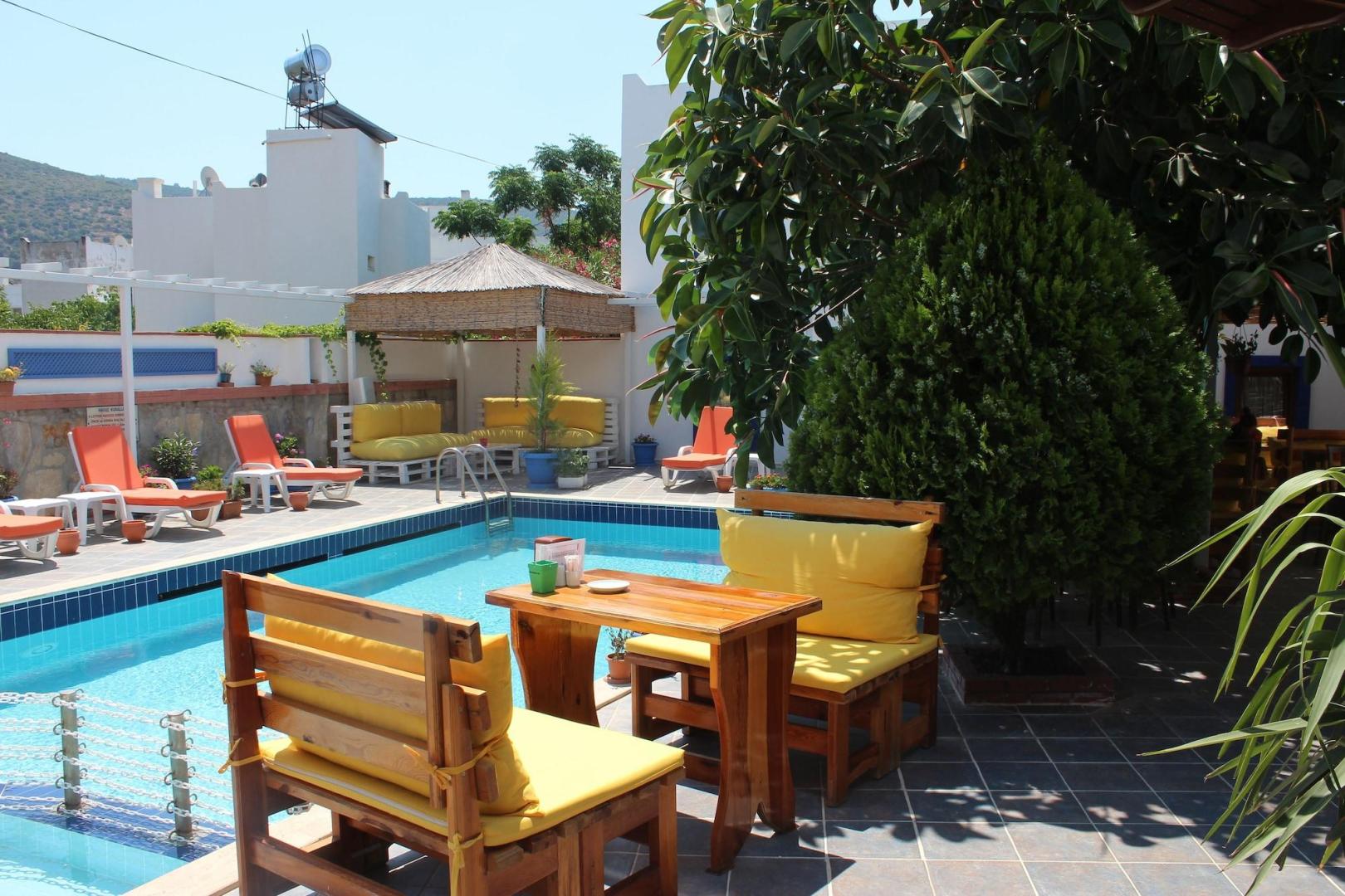 Buitenzwembad met ligbedden — Oya Boutique Hotel & Suites